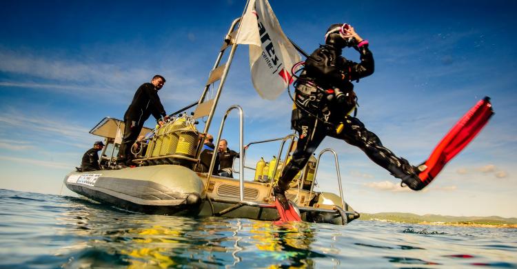 Experiencia de buceo con guías oficiales