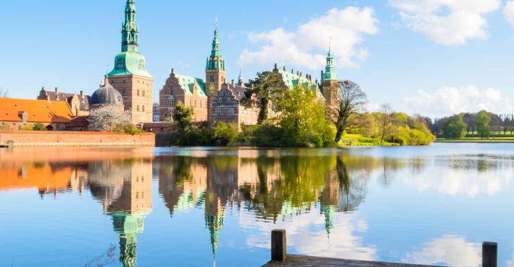 Vistas de Frederiksborg desde el lago Slotsso