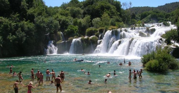 Disfrutando de un baño refrescante junto a las cascadas de Krka