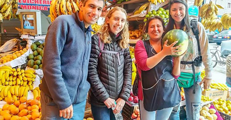 Viajeros en un mercado local peruano