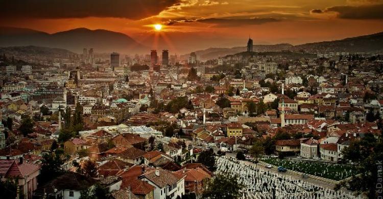 Vistas panorámicas de Sarajevo al atardecer