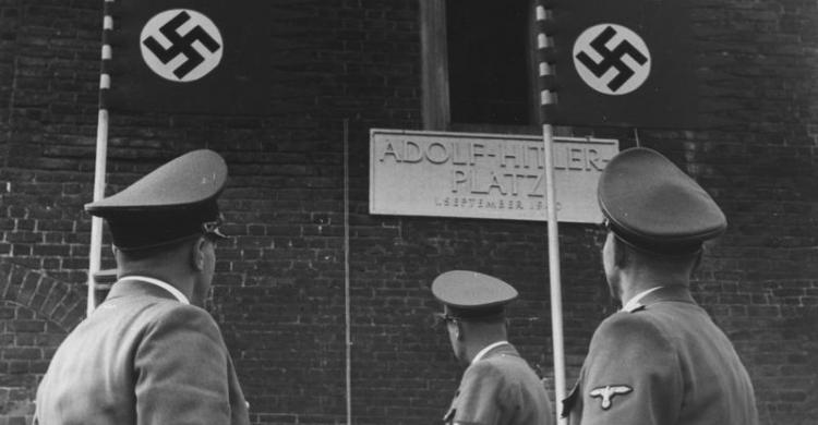 La Plaza del Mercado, que durante la ocupación nazi pasó a llamarse "Adolf Hitler Platz"