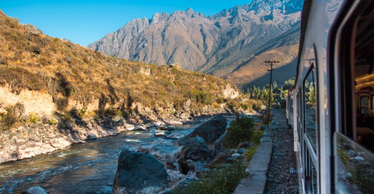 Tren de camino al Machu Picchu