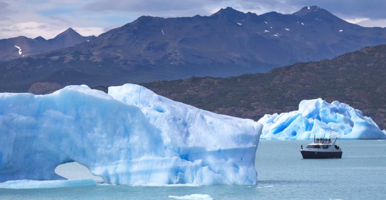 Navegando por las cercanías del Glaciar Upsala