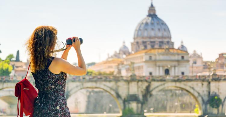 Turista recorriendo Roma
