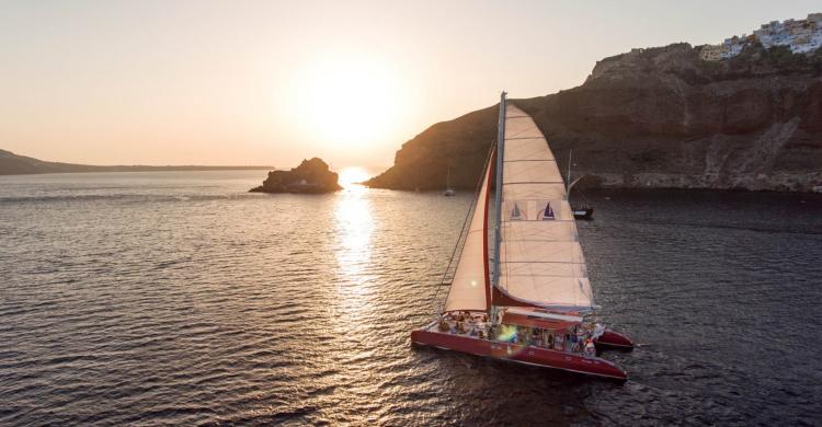 Atardecer a bordo del velero en Santorini