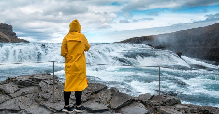 Viajero en el mirador de la Cascada Gullfoss