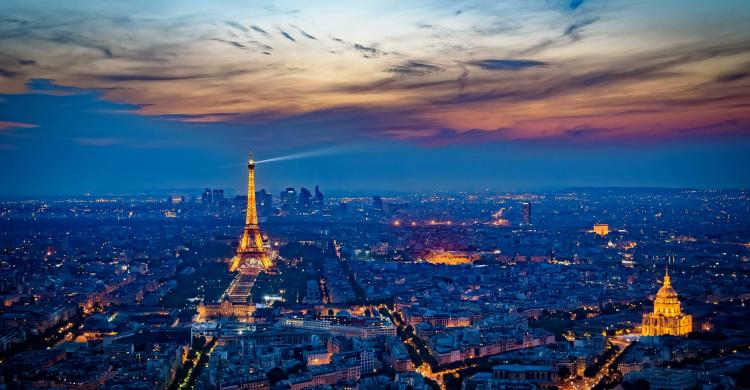 Vista panorámica de París de noche