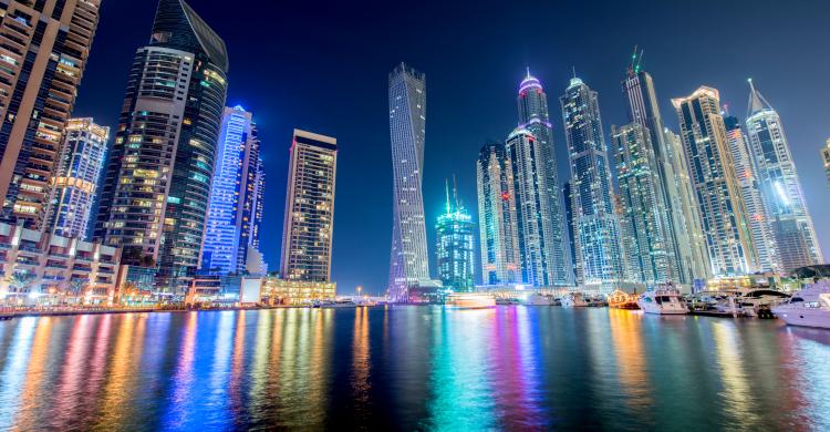 Vistas del skyline desde el crucero en Dubai Marina