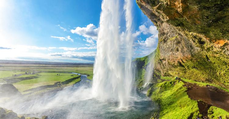 Vista de la cascada Seljalandsfoss desde su interior