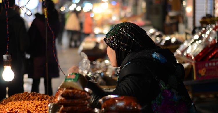 Mercado de comida y artesanías en el barrio musulmán