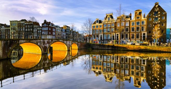 Amsterdam y puente desde canal