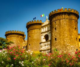 Imponente perfil del Castel Nuovo en Nápoles