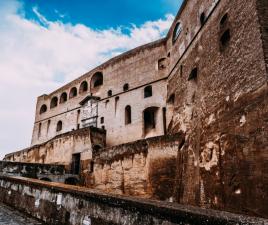 Vista exterior del medieval Castel Sant'Elmo, en Nápoles