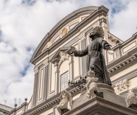 Estatua en la Piazza de San Gaetano, en Nápoles