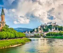 Ciudad de Salzburgo sobre el Río Salzach