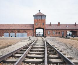 Entrada por tren al Campo de Concentración de Auschwitz