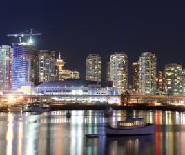 Rogers Arena iluminado al anochecer