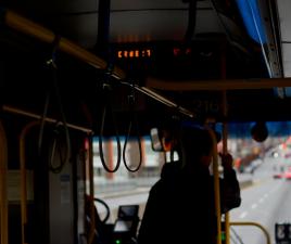 Autobús circulando en Vancouver