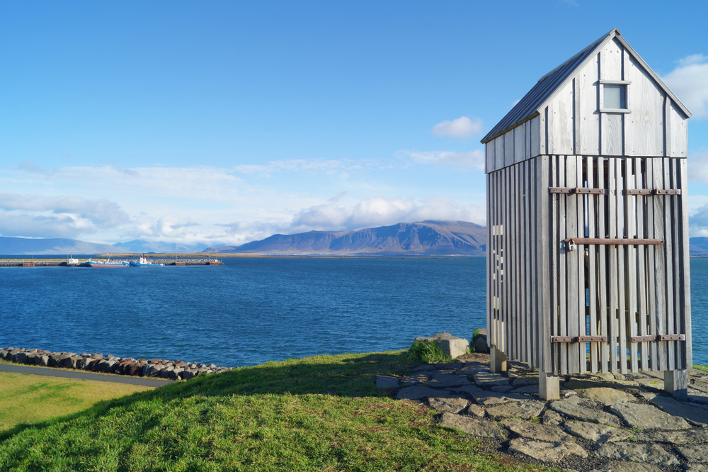 Þúfa desde lo alto del montículo con vistas a las montañas