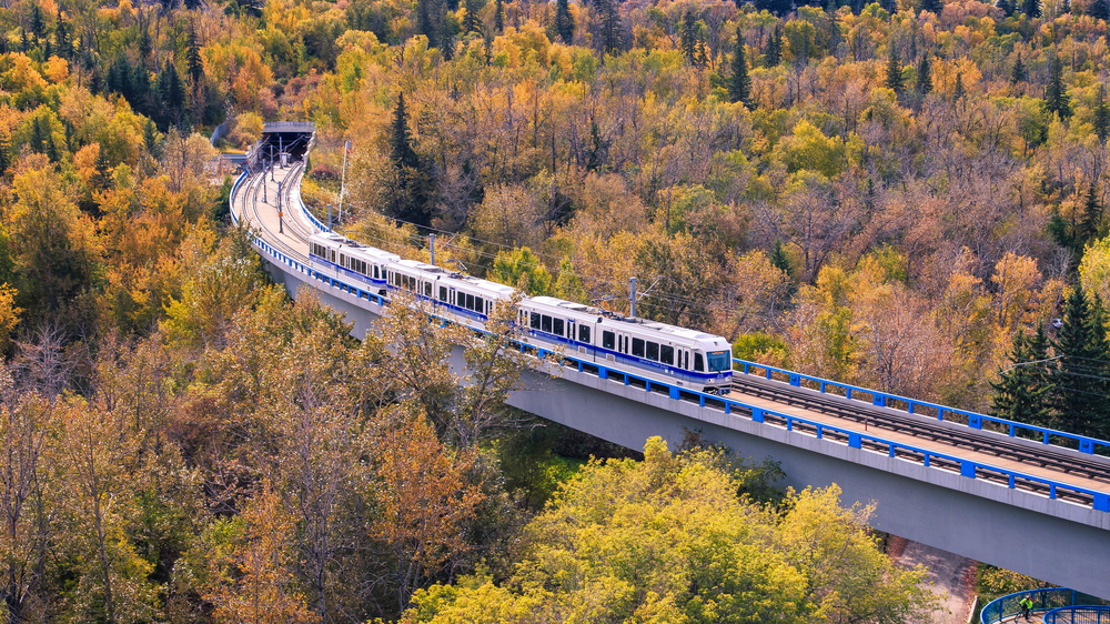 Tren pasando por el valle de Edmonton