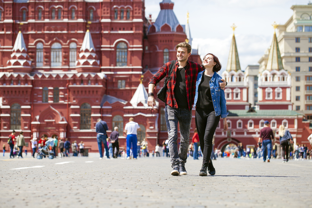 Pareja paseando por la Plaza Roja de Moscú 