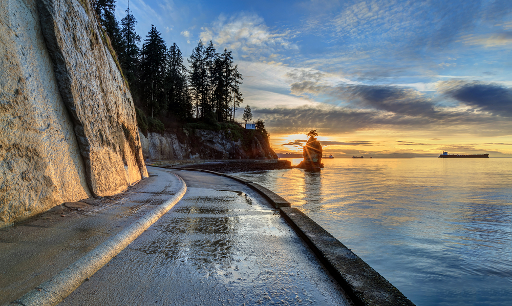 Parte del Seawall de Vancouver al atardecer