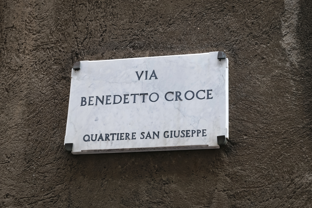 Via Benedetto Croce es el nombre oficial de uno de los tramos de Spaccanapoli